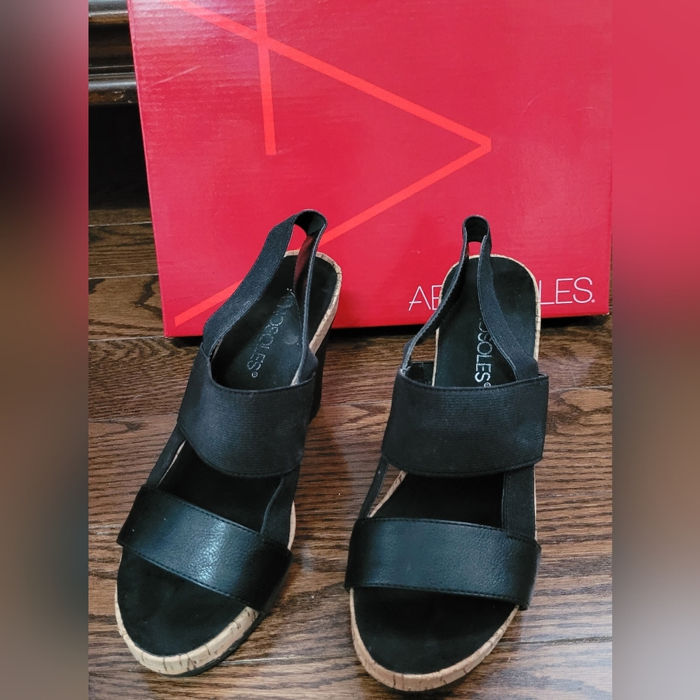 Women sandals size 6.5M black color